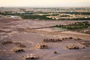 sim, Eu corri - pode 2022 - ruínas do zoroastristas dakhmeh torres do silêncio dentro yazd cidade foto