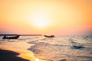 panorâmico Visão lindo romântico pôr do sol dentro Bandar anzali em Cáspio mar costa foto