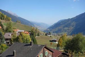 caminhada nos alpes suíços foto