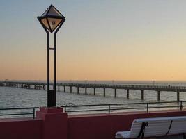 a praia de binz no mar báltico foto