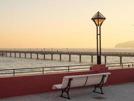 a praia de binz no mar báltico foto