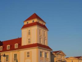 a praia de binz no mar báltico foto