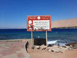 a hipnotizante Visão do a profundo azul águas do haql de praia dentro saudita arábia. foto