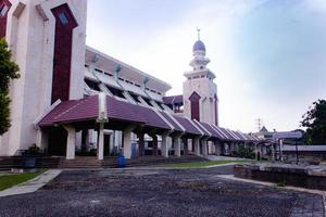 lindo às lata mesquita Jacarta, islâmico fundo mesquita foto