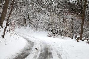 estrada sinuosa de inverno foto