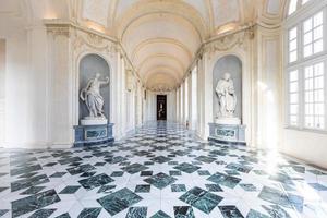venaria reale, itália - luxuoso interior antigo palácio real. perspectiva da galeria com janela. foto