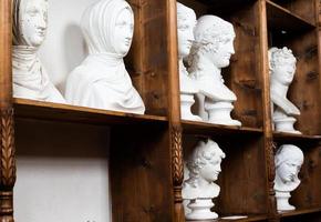 possagno, Itália - antonio canova coleção. clássico esculturas dentro branco mármore localizado dentro dele nativo casa. foto
