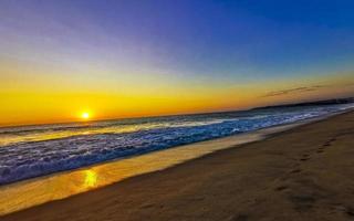 colorido pôr do sol dourado grande onda e praia puerto escondido méxico. foto