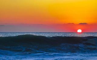 colorido pôr do sol dourado grande onda e praia puerto escondido méxico. foto