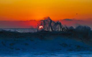 colorido pôr do sol dourado grande onda e praia puerto escondido méxico. foto