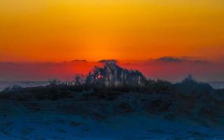 colorido pôr do sol dourado grande onda e praia puerto escondido méxico. foto