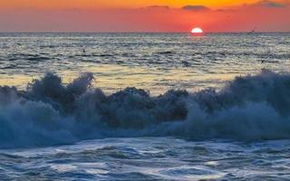 colorido pôr do sol dourado grande onda e praia puerto escondido méxico. foto