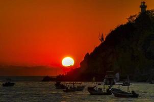 colorida dourado pôr do sol barcos onda e de praia porto escondido México. foto