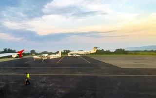 porto escondido Oaxaca México 2022 colorida nascer do sol às aeroporto com montanhas dentro porto escondido México. foto