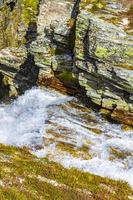 desfiladeiro rochas penhasco e cachoeira rio rondane parque nacional noruega. foto