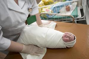 neonatologia. uma recém-nascido dentro uma especial incubadora. médico funcionários carinhoso para uma recém-nascido dentro a hospital. foto