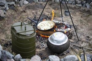 cozinhando em uma fogo dentro caso do perda do habitação, guerras e natural desastres. foto
