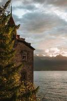 descontrair castelo em lago Genebra durante pôr do sol foto