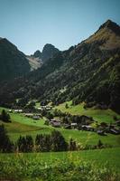 de madeira cabana dentro a Alpes com montanhas dentro a fundo panorama foto