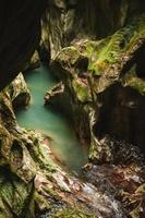 majestoso desfiladeiros du pont du diable caverna dentro França foto