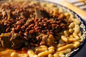 quente delicioso pratos, dumplings com carne e feijões foto