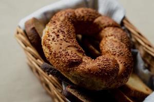 pão produtos, simit pão dentro uma vime cesta foto