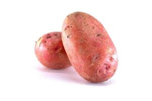 dois vermelho batatas em uma branco fundo foto