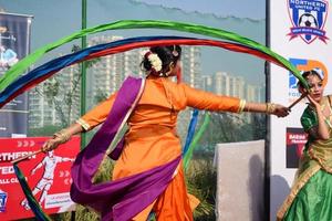 Délhi, Índia - dezembro 11 2022 - bharatanatyam indiano clássico odissi dançarinos realizando às estágio. lindo indiano menina dançarinos dentro a postura do indiano dança. indiano clássico dança bharatanatyam foto