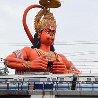 nova delhi, índia - 21 de junho de 2022 - grande estátua de lord hanuman perto da ponte do metrô de delhi situada perto de karol bagh, delhi, índia, lord hanuman grande estátua tocando o céu foto