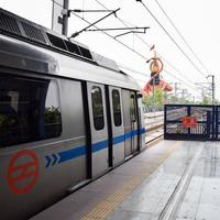 nova delhi índia - 21 de junho de 2022 - trem do metrô de delhi chegando à estação de metrô jhandewalan em nova delhi, índia, ásia, metrô público partindo da estação jhandewalan foto