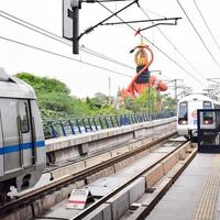 nova delhi índia - 21 de junho de 2022 - trem do metrô de delhi chegando à estação de metrô jhandewalan em nova delhi, índia, ásia, metrô público partindo da estação jhandewalan foto