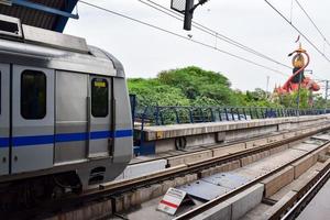 nova delhi índia - 21 de junho de 2022 - trem do metrô de delhi chegando à estação de metrô jhandewalan em nova delhi, índia, ásia, metrô público partindo da estação jhandewalan foto