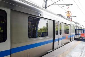 nova delhi índia - 21 de junho de 2022 - trem do metrô de delhi chegando à estação de metrô jhandewalan em nova delhi, índia, ásia, metrô público partindo da estação jhandewalan foto