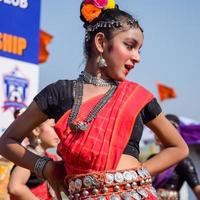 Délhi, Índia - dezembro 11 2022 - bharatanatyam indiano clássico odissi dançarinos realizando às estágio. lindo indiano menina dançarinos dentro a postura do indiano dança. indiano clássico dança bharatanatyam foto