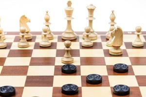 branco xadrez e Preto jogo de damas jogos em borda foto