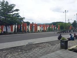 deserta rua em uma nublado dia foto