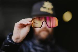 uma homem mostra óculos lentes foto