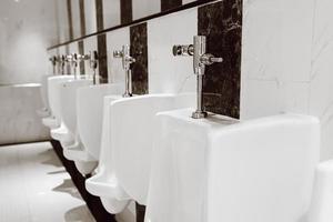 esvaziar público Senhores banheiro banheiro. cuidados de saúde e higiene. público banheiros conceito. foto