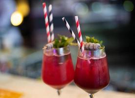 lindo e delicioso alcoólico coquetéis preparado às a Barra de a barman. foto