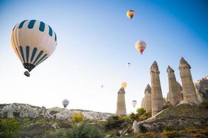 bela paisagem voo de balões nas montanhas da capadócia no vale do amor foto