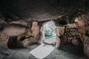 uma caverna Igreja dentro Capadócia com inscrições em a paredes, afrescos a partir de a começando do cristandade. foto