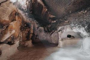 uma caverna Igreja dentro Capadócia com inscrições em a paredes, afrescos a partir de a começando do cristandade. foto