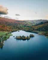 aéreo Visualizações do outonal lago distrito ilhas foto