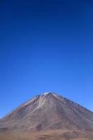 vulcão licancabur na reserva nacional de fauna andina eduardo avaroa na bolívia foto