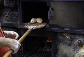 cozimento pão dentro a forno foto