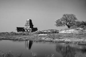 superior shivalaya têmpora em topo do outeirinho que estava construído de a badami chalukyas dentro badami, Karnataka, Índia foto