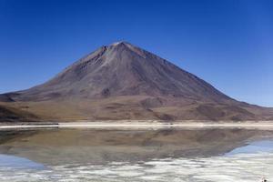 Lago Laguna Verde e Vulcão Licancabur na Bolívia foto