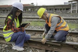 dois engenheiro trabalhando às trem estação, trabalho juntos felizmente, ajude cada de outros analisar a problema, consulte sobre desenvolvimento orientações foto