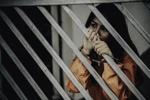 mãos do mulheres desesperado para pegar a ferro prisão, prisioneiro conceito, tailândia gente, esperança para estar grátis, se a violar a lei seria estar preso e preso. foto