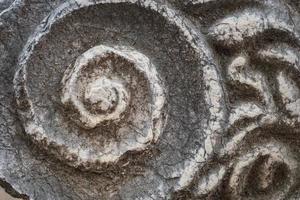 detalhes do a capital do a colunas em a ruínas do uma grego têmpora com uma lindo mármore escultura, a história e herança do antigo civilizações dentro a egeu região do peru, período de férias viagem foto